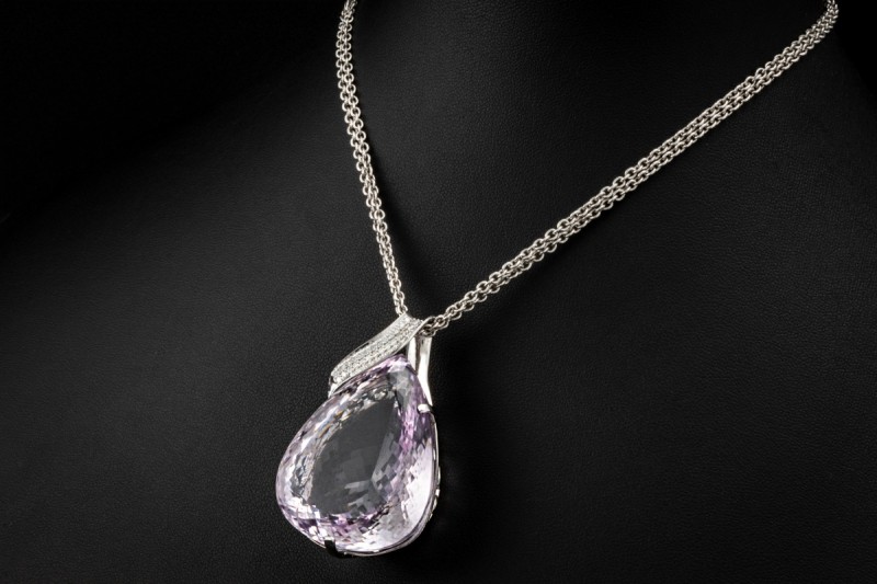 Großer facettierter Amethyst Anhänger Tropfen mit Diamanten Weißgold 750 