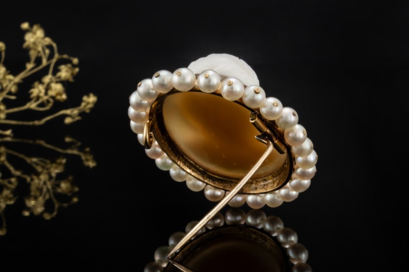 Antiker Klassiker Kamee-Brosche aus Achat mit Perlen in 585er Gelbgold 