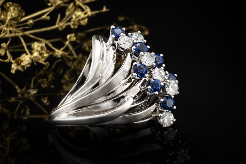Verspielter Vintage Ring Saphire und Diamanten Blau Weiß in Weißgold 750 