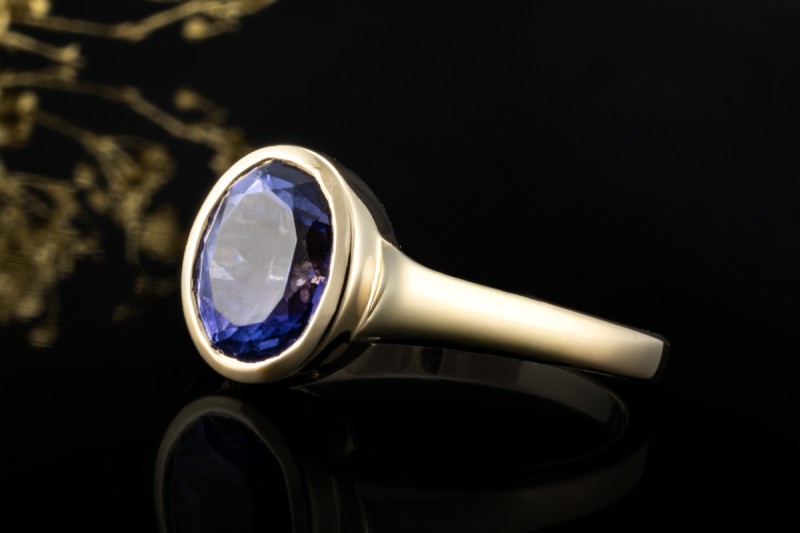 Stilvoller Designer Ring mit Tansanit im Ovalschliff in Gelbgold Arbeit 