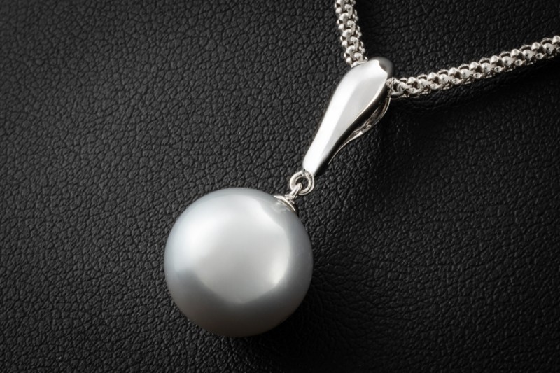 Südsee Perlencollier mit anschmiegsamer Seidenkordel in 750er Weißgold 