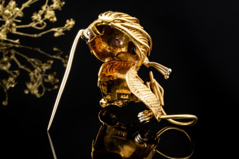 Vintage Brosche Löwe Goldschmiedearbeit Rubin und Saphir 750er Gelbgold 