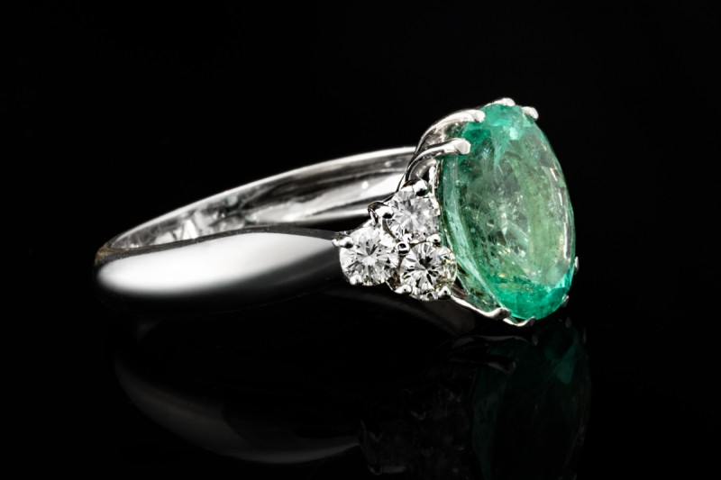 Smaragd Ring im Ovalschliff mit Diamanten Handarbeit in 750er Weißgold 