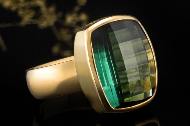Beeindruckender Ring Facettierter Turmalin Schachbrett Stil Gelbgold 750 