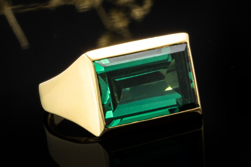 Ring mit natürlichem Spinell Treppenschliff rechteckig in 585er Gelbgold 