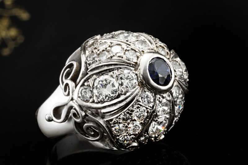 Antiker Cocktail Ring mit Saphir und Diamanten in feiner Weißgold Arbeit 