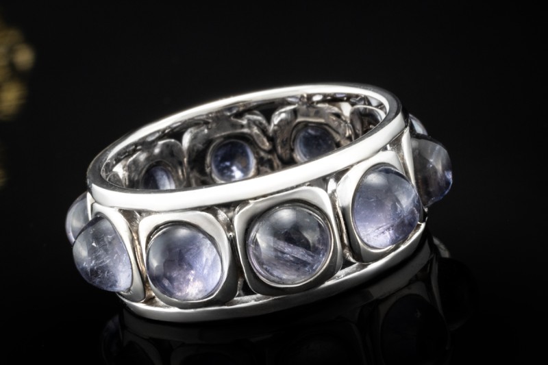 Memoire Ring mit Cabochon Iolith Goldschmiedearbeit in 750er Weißgold 