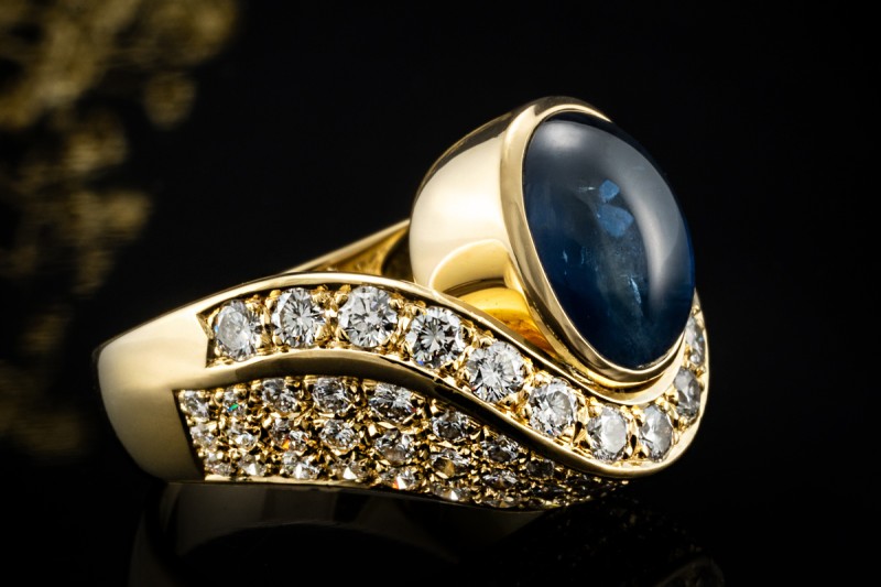 Imposanter Ring mit Cabochon Saphir formschön mit Diamanten Gelbgold 750 