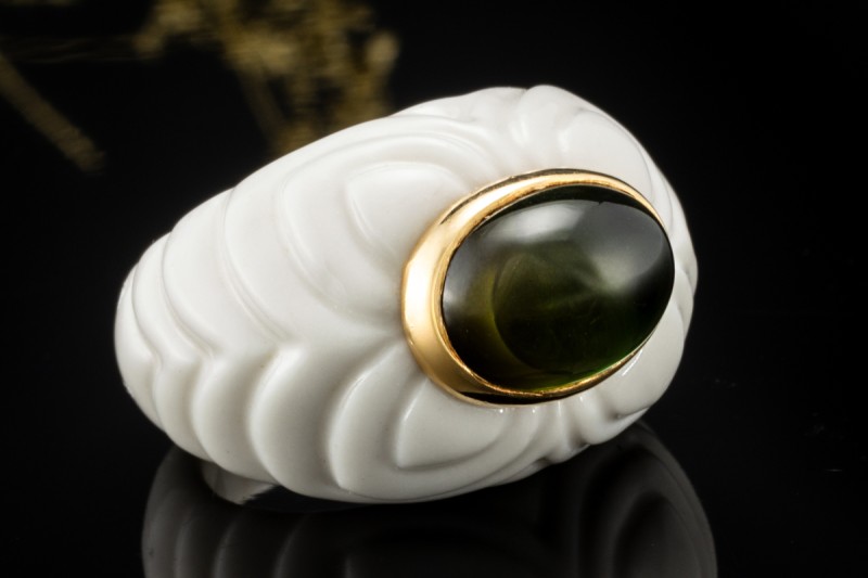 BVLGARI Ring Chandra mit grünem Turmalin Gelbgold 750 und weiße Keramik 