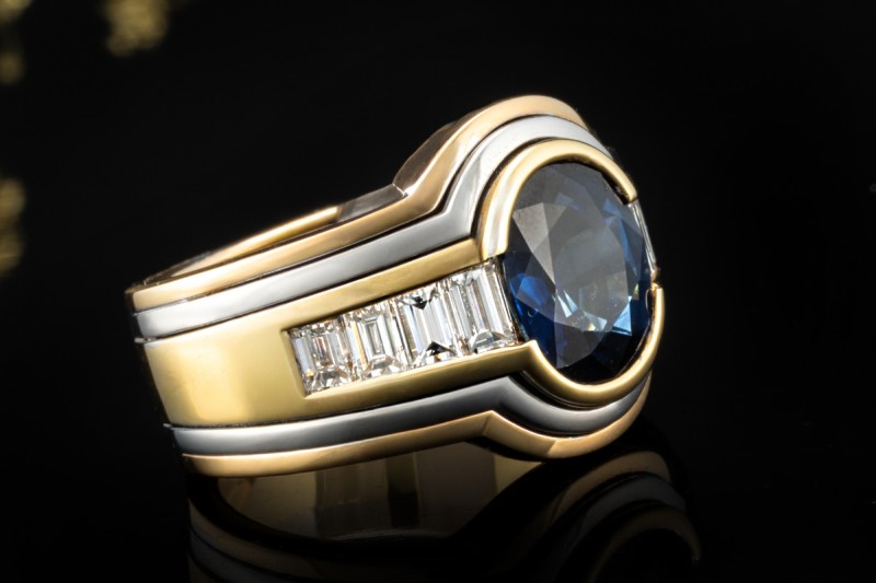 Ring mit Saphir und Diamanten im Baguetteschliff in 750er Gold Tricolor 