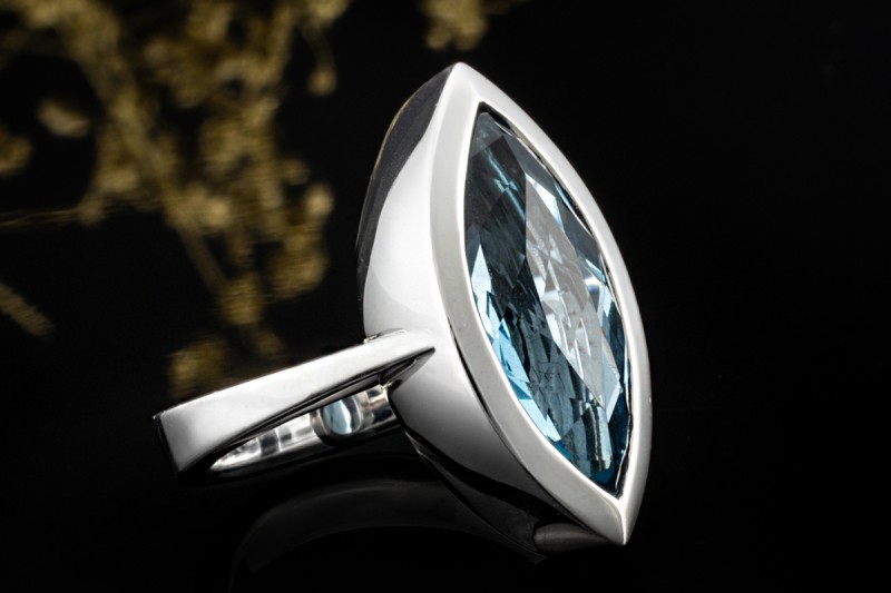 Ring Blauer Topas Edeltopas im Navetteschliff Massiv in 750er Weißgold 