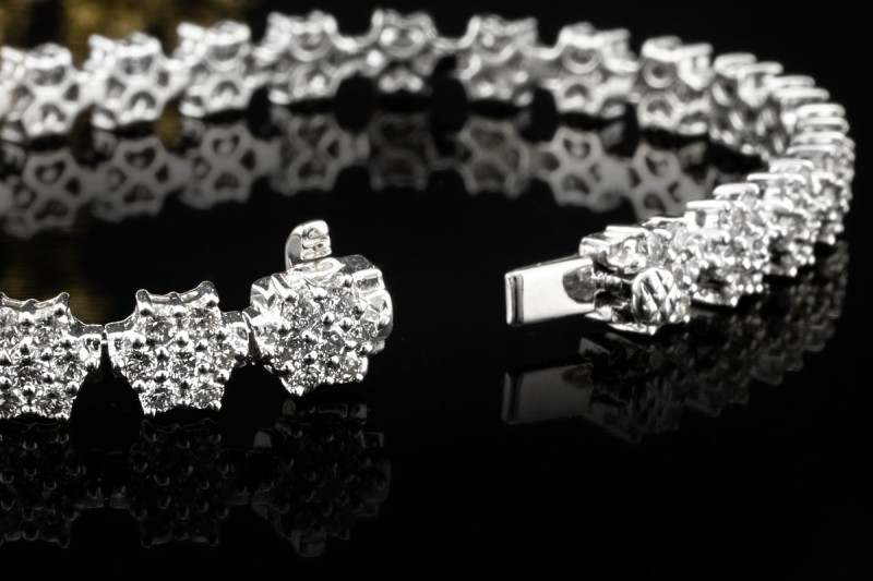 Modernes Armband Blumen Sterne 4,58 Carat Diamanten in 750er Weißgold 