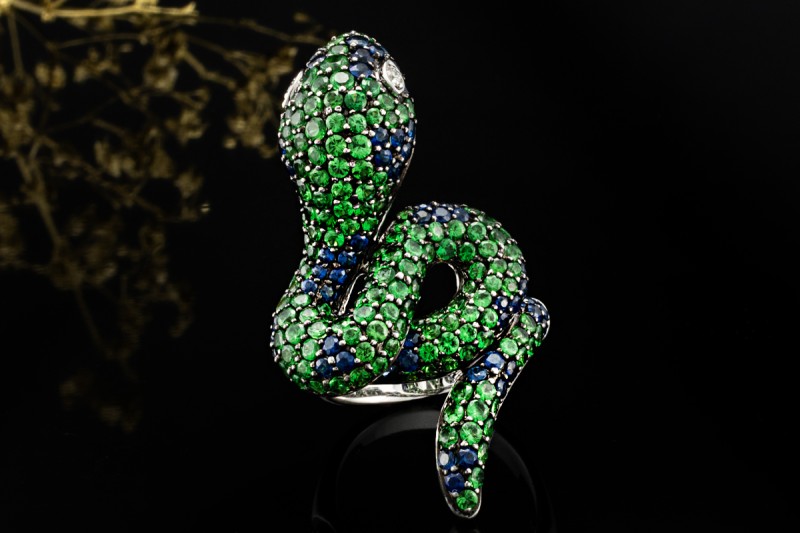 Ring Motiv Schlange mit Saphir Tsavorit und Diamant Augen 750er Weißgold 