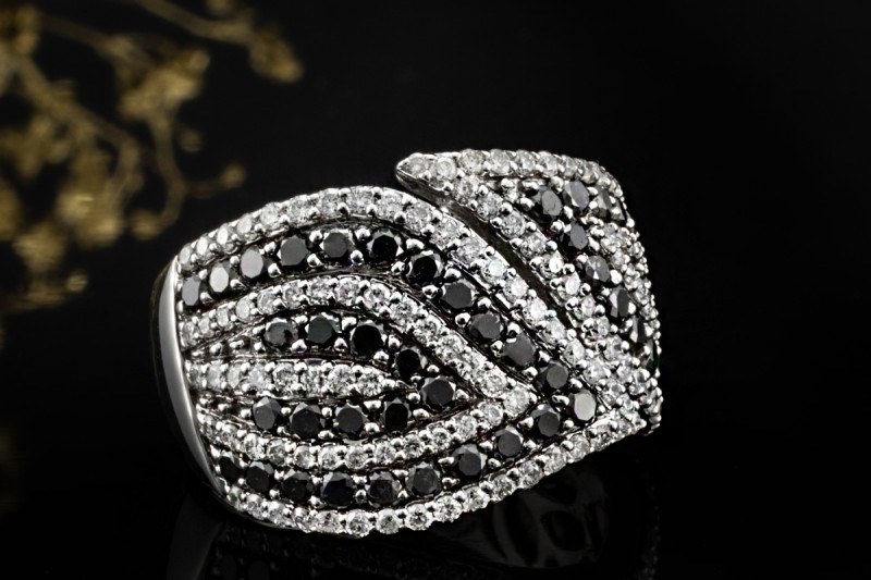 Eleganter Weißgold Ring mit Diamanten Schwarz und Weiß im Wellendesign 