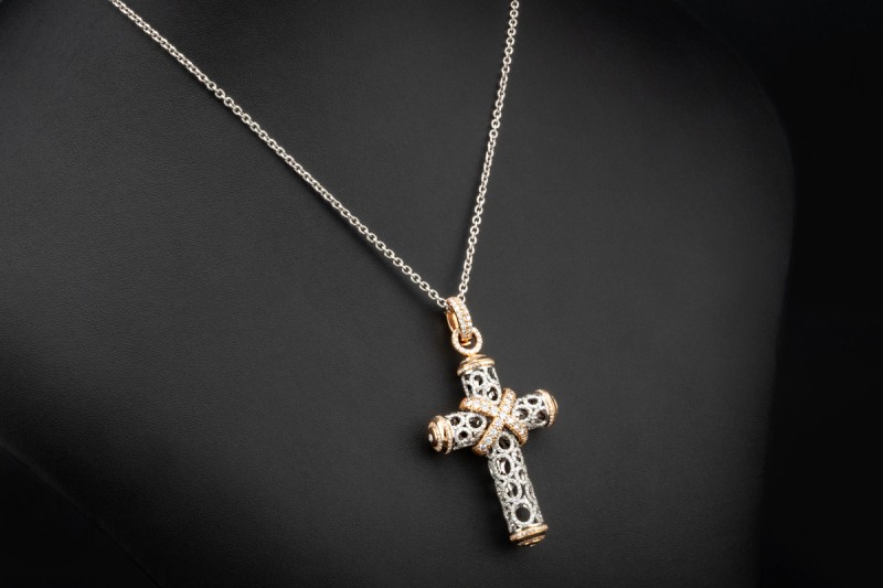 Leo Wittwer Kreuz Anhänger mit Diamanten in 750er Weißgold und Roségold 