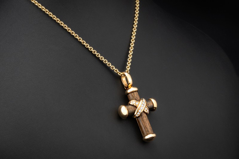 Leo Wittwer Kreuz Anhänger mit Diamanten und Holzarbeit in Roségold 750 
