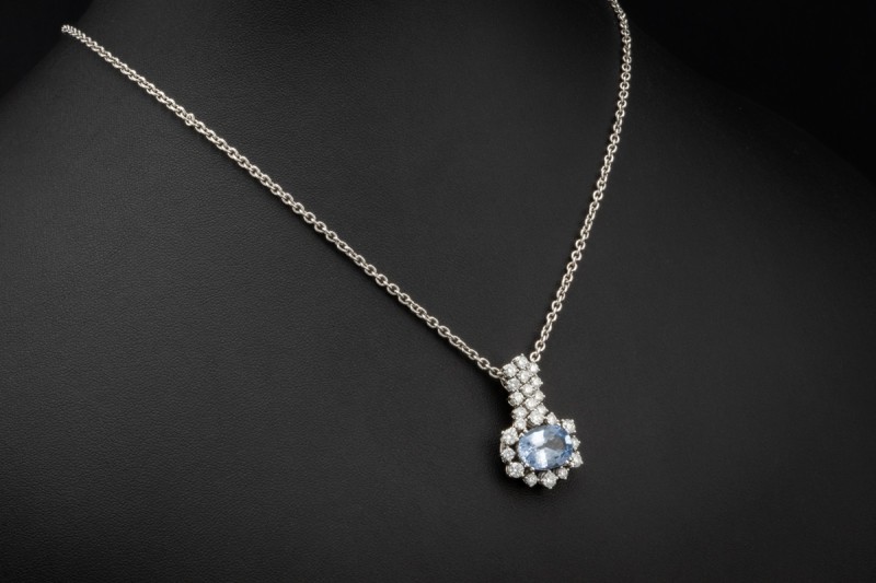 Saphir Anhänger mit Diamanten Bewegliche Handarbeit in 750er Weißgold 