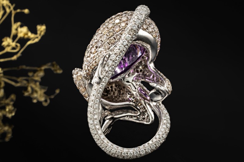 Fröhlicher Affenring mit Lila Amethyst und Diamanten in 750er Weißgold 