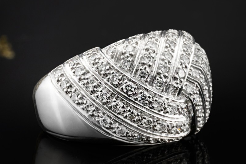 Ring Flechtmotiv Funkelnder Pavé Diamantbesatz in 750er Weißgold Arbeit 