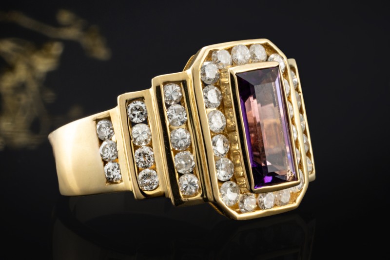 Ring Eckig mit Amethyst und Diamanten Goldschmiedearbeit in Gelbgold 750 