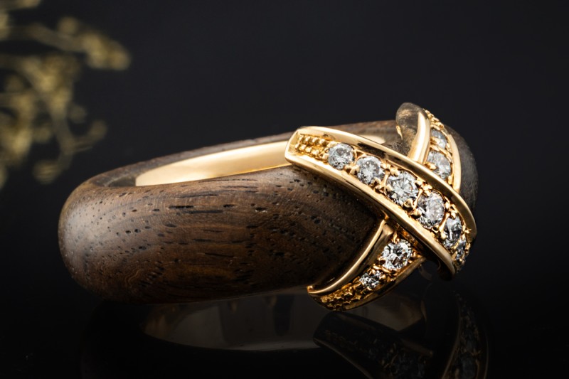 Leo Wittwer Ring Kreuz X Holzarbeit mit Diamanten in 750er Roségold 