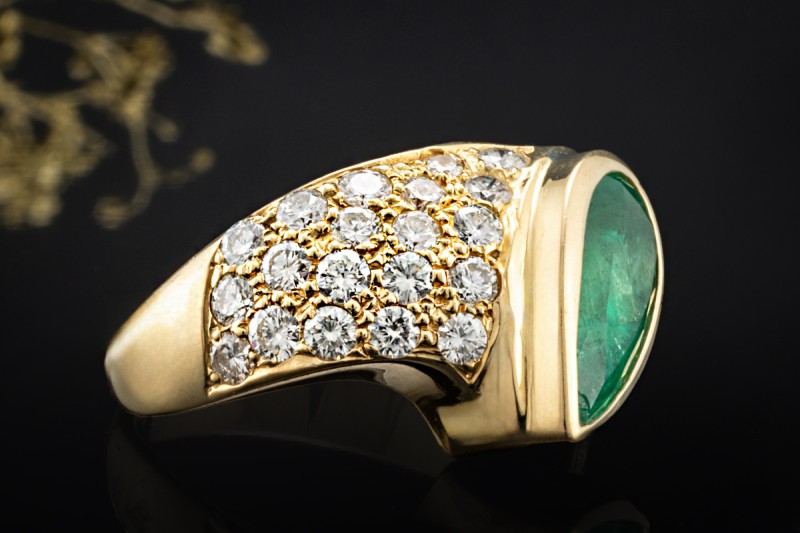 Ring mit Smaragd Tropfen und Diamanten spitz zulaufend in 750er Gelbgold 