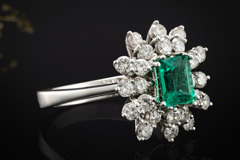 Klassischer Smaragd Cluster Ring mit Diamanten 750er Weißgold 18 Karat 