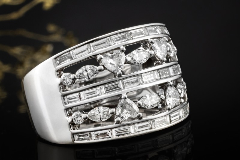 Breiter Herz Bandring mit Diamanten durchbrochen in 950er Platin Arbeit 