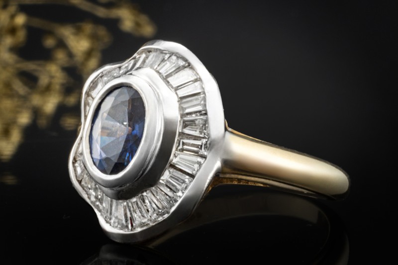 Klassischer Saphir Ring neu interpretiert mit Diamanten in Gold Bicolor 