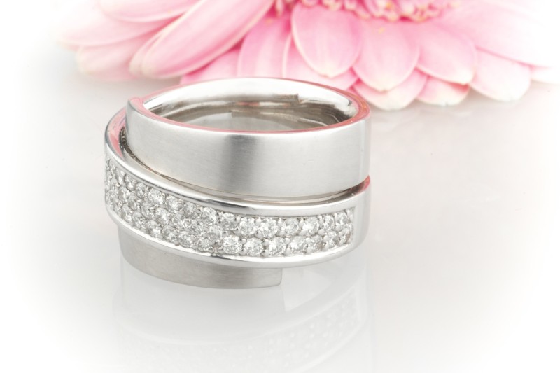 Designer Ring Massiv in 750er Weißgold Breit mit Top Brillanten 