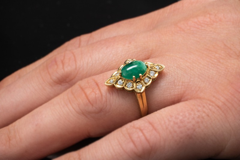 Kunstvoller Smaragd Ring Cabochon in 585er Gold mit feurigen Brillanten 