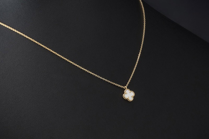 Van Cleef & Arpels Collier Sweet Alhambra mit Perlmutt in 750er Gelbgol 