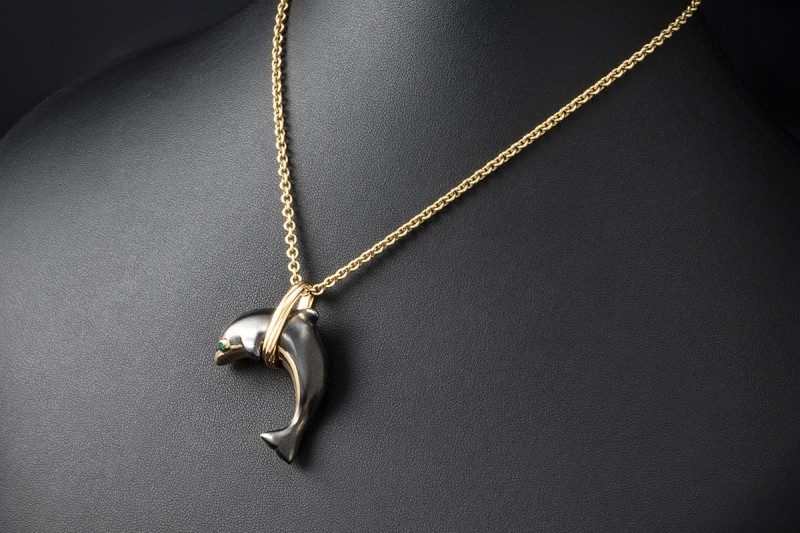 Cartier Delphin Großer Anhänger Smaragd Silverium Gelbgold 750 Full Set 