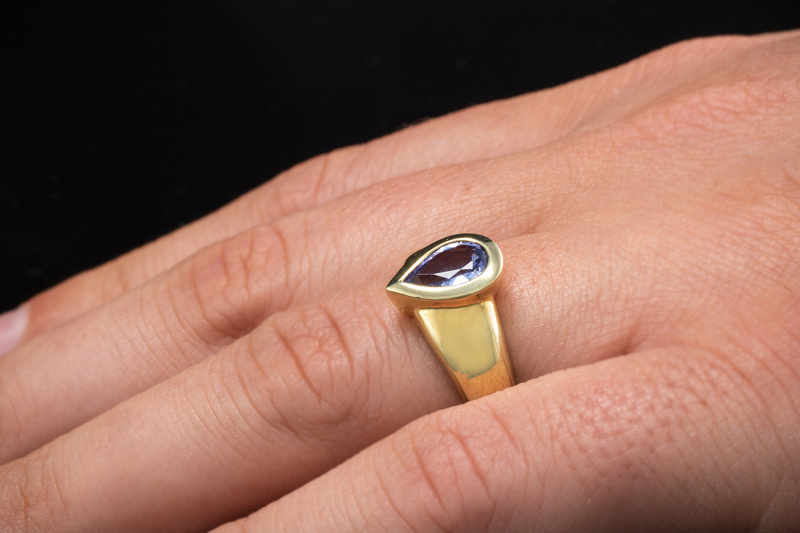 Designer Ring mit 1 Tansanit Tropfenschliff 0,80 Ct. in 585er Gelbgold 