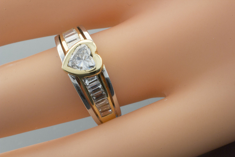 HERZ Ring mit Diamant im Herzschliff & Baguette Diamanten 750er Gold Bicolor 