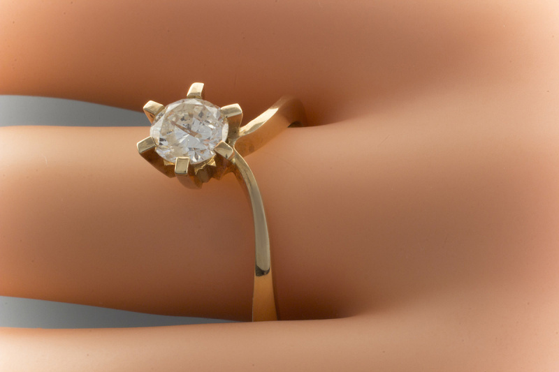 Ausgefallener Solitär Ring mit 1 Brillant 0,85 CT in 585er Gelbgold  