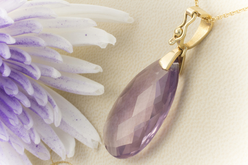 Facettierter Amethyst Anhänger mit klappbarer Öse in 750er Gelbgold  