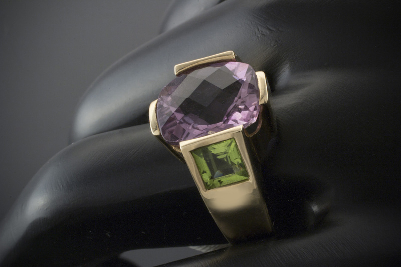 Facettierter Amethyst in verspieltem 375er Gelbgold Ring mit Peridot 