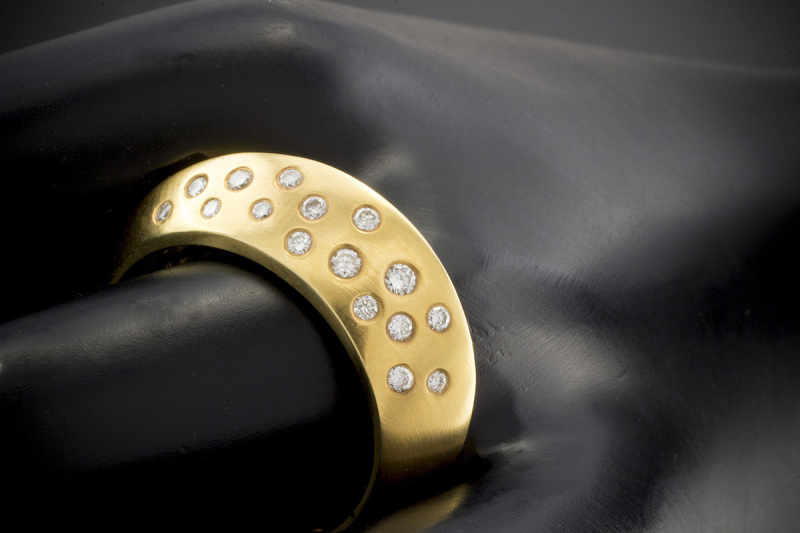 Ring mit Diamanten seitliches Feuer in 750er Gelbgold Goldschmiedearbeit 