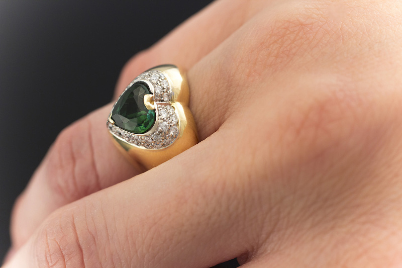 Turmalin Herz Ring mit Top Brillanten in 750er Gelbgoldschmiedearbeit 