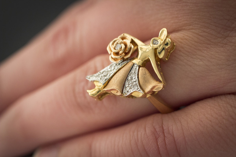 Ring im Mary Poppins Design Blumenmädchen mit Brillanten Gelbgold Rotgold 