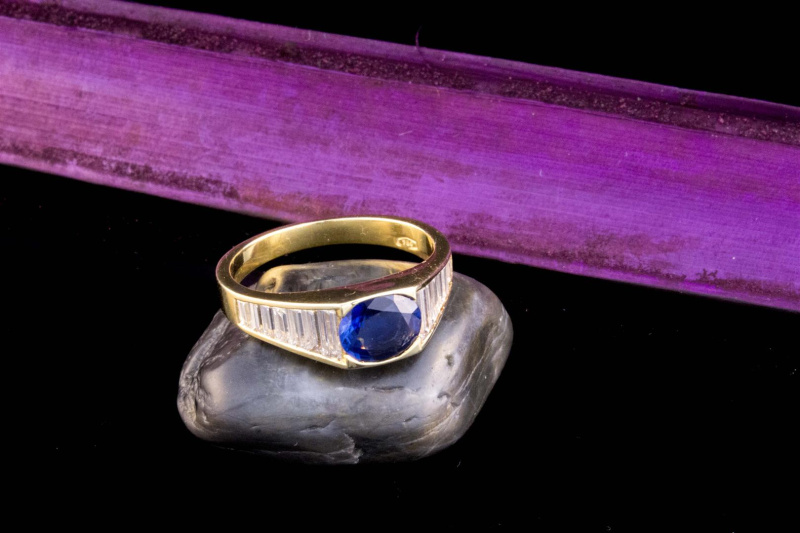 Hans Dieter Krieger Ring Saphir Kornblumenblau und Diamanten 750er Gold 