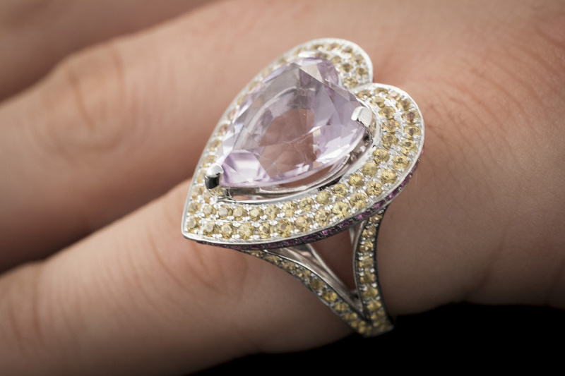 Mauboussin Paris Ring Amethyst Herz Saphir gelb und Amethyst seitlich 