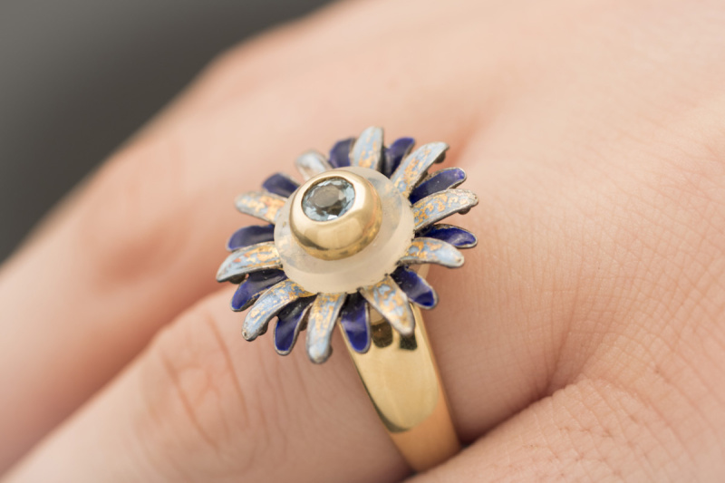 Charlotte Ring Blütezeit mit blauem Stein in 750er Gelbgold  