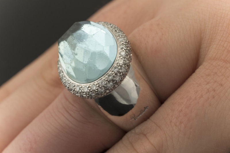 Pomellato Eisberg Ring mit Edeltopas Blautopas und Brillanten Massiv in Weißgold 