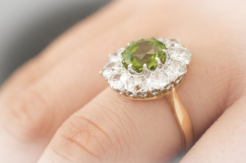 Antiker Ring mit Peridot Olivin und 2 Carat Top Brillanten in Rotgold  