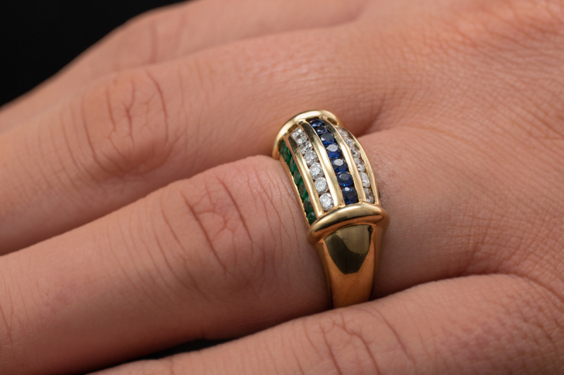 Eleganter Ring mit Saphir Smaragd und Brillanten in 585er Gelbgold 