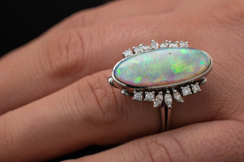 Traumhafter Opal mit Navette Diamanten und Brillanten in Weißgold 750 