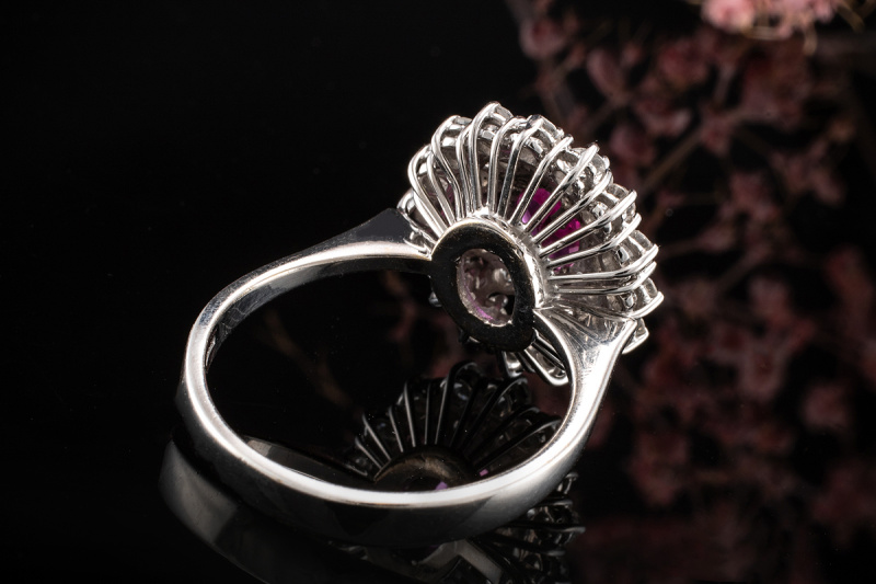 Leuchtender Ring Fancy Saphir Kräftiges Pink mit Diamanten in Weißgold 