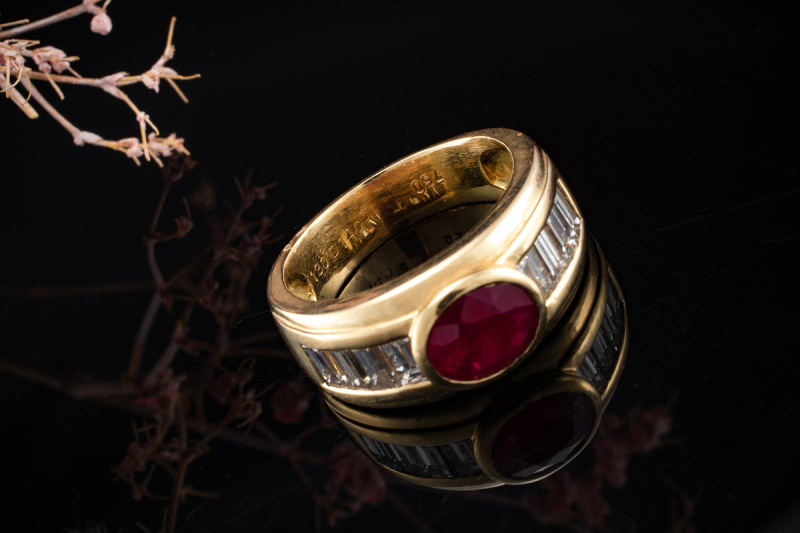 Ring mit Rubin Oval und Baguette Diamanten Goldschmiedearbeit 750er Gold 